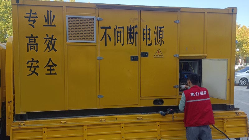 屏南柴油发电机组和UPS电源配合使用时，如何避免切换过程中的电力中断？